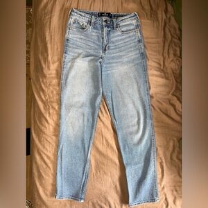 Hollister High Rise Blue Jeans with Classic Denim Appeal